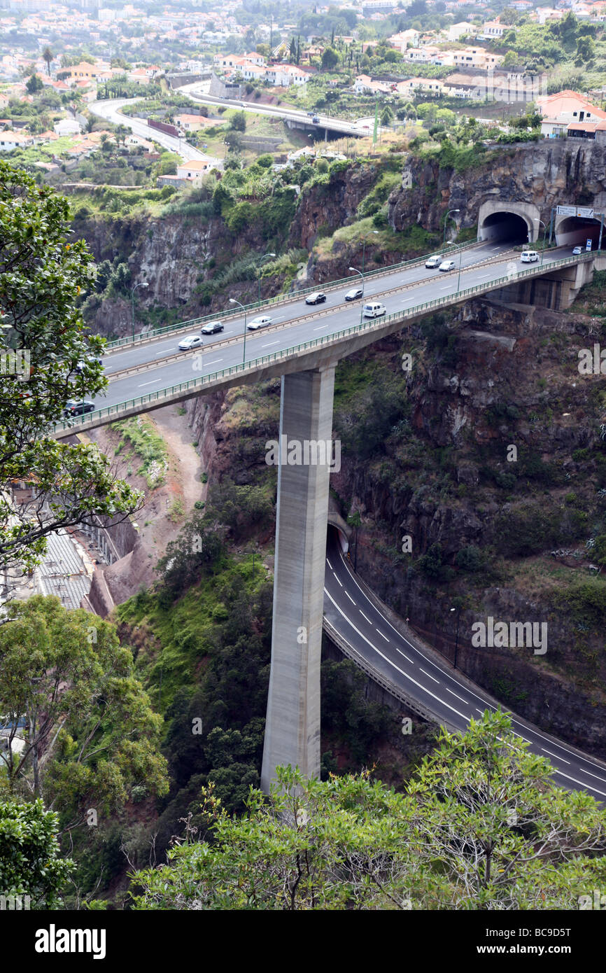 Il sistema autostradale in Funchal Madeira visto da Funchal a monte funivia Foto Stock