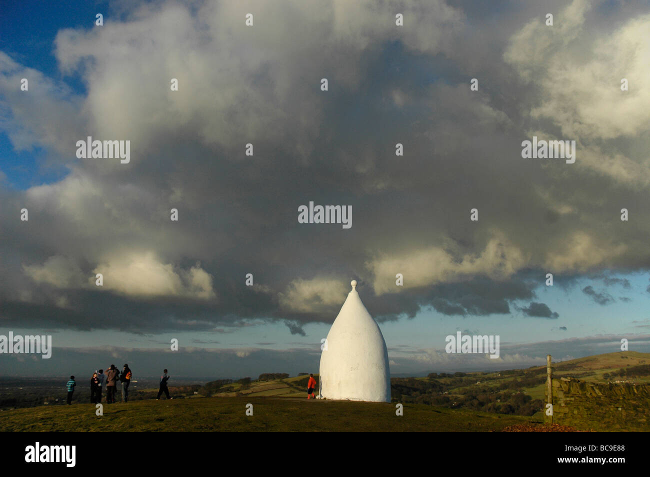 Cielo drammatico su bianco Nancy, un punto di riferimento vicino a Macclesfield Foto Stock