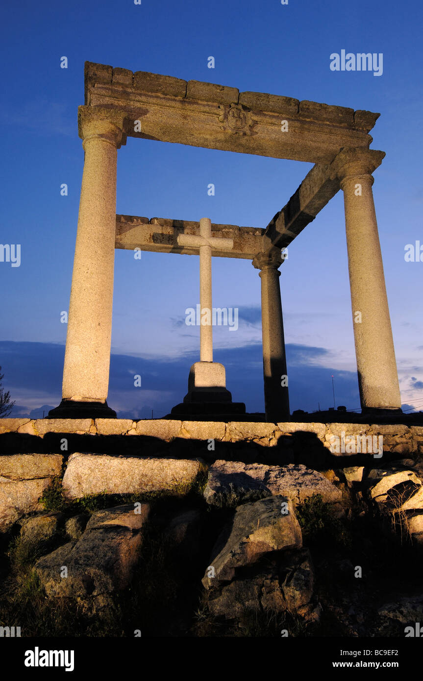 Los cuatro postes i quattro poli al crepuscolo Avila Castilla León Spagna Foto Stock
