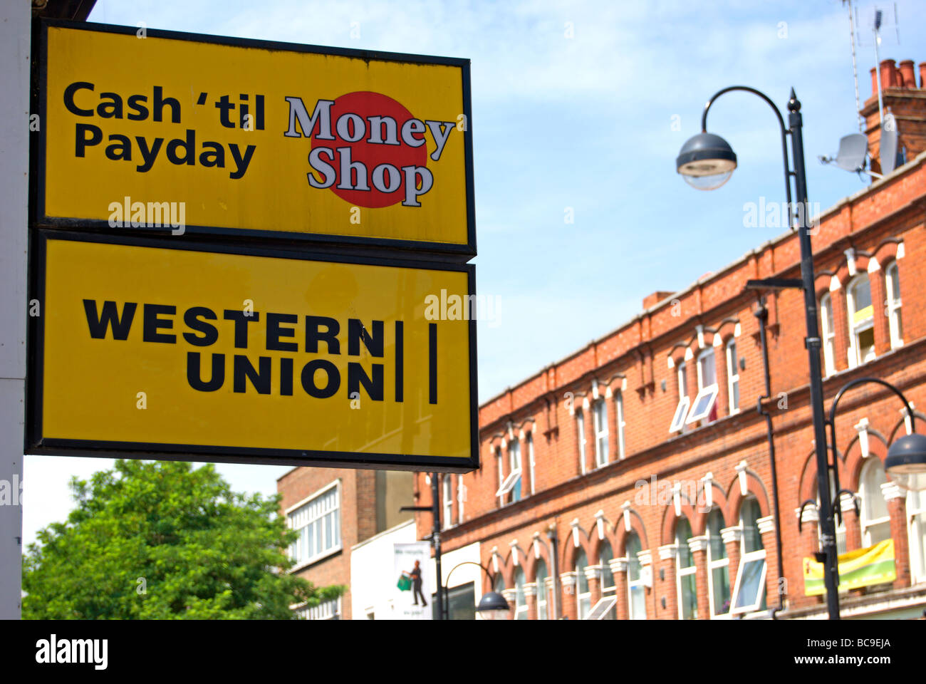 Western Union segni al di fuori di un ramo di azienda su hounslow high street, middlesex, Inghilterra Foto Stock
