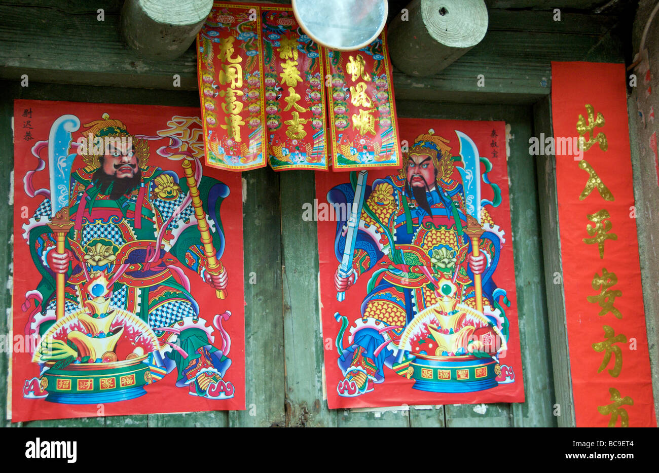 Porte con custode figure Fuli villaggio nei pressi di Yangshuo Guangxi Cina Foto Stock