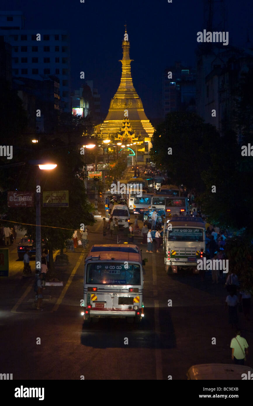 Vista lungo il bus-affollato Mahabandoola road per la Sule Pagoda nel centro della città di Yangon, Myanamar, di notte Foto Stock