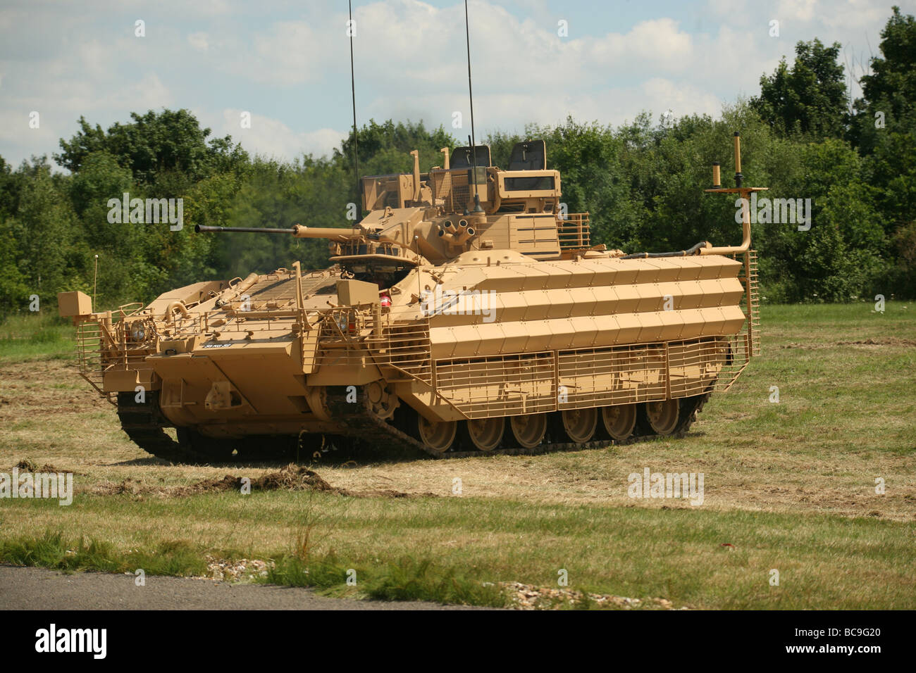 Guerriero veicolo blindato e serbatoio sul display presso British evento militare Foto Stock