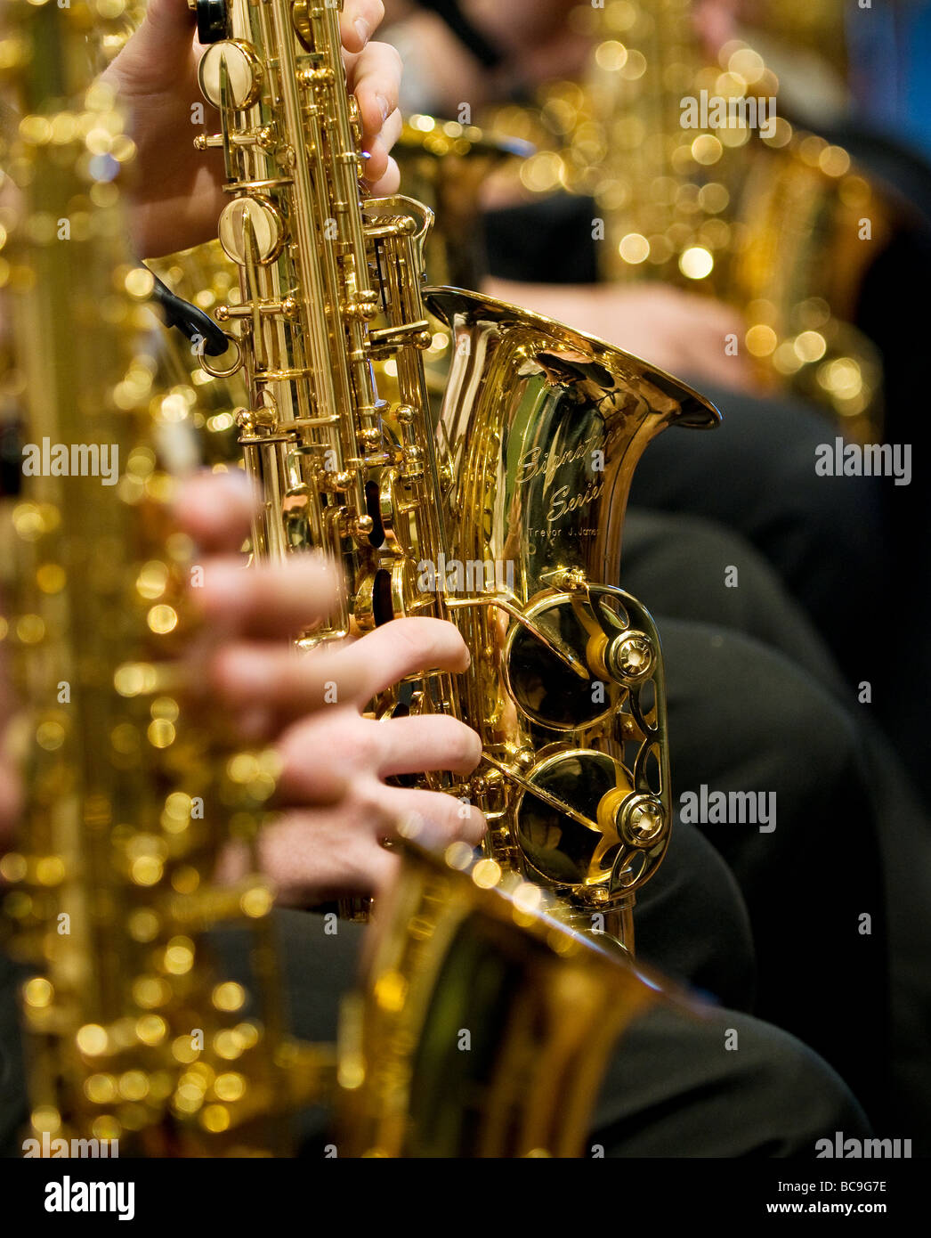 Sassofoni di essere riprodotti in un'orchestra. Foto Stock
