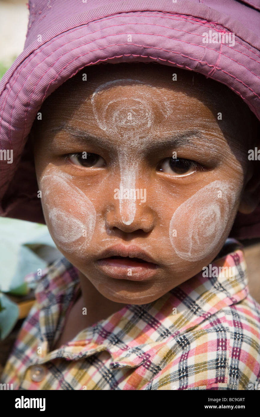 Ritratto di una ragazza birmano con Thanaka-Paste nel suo viso Foto Stock