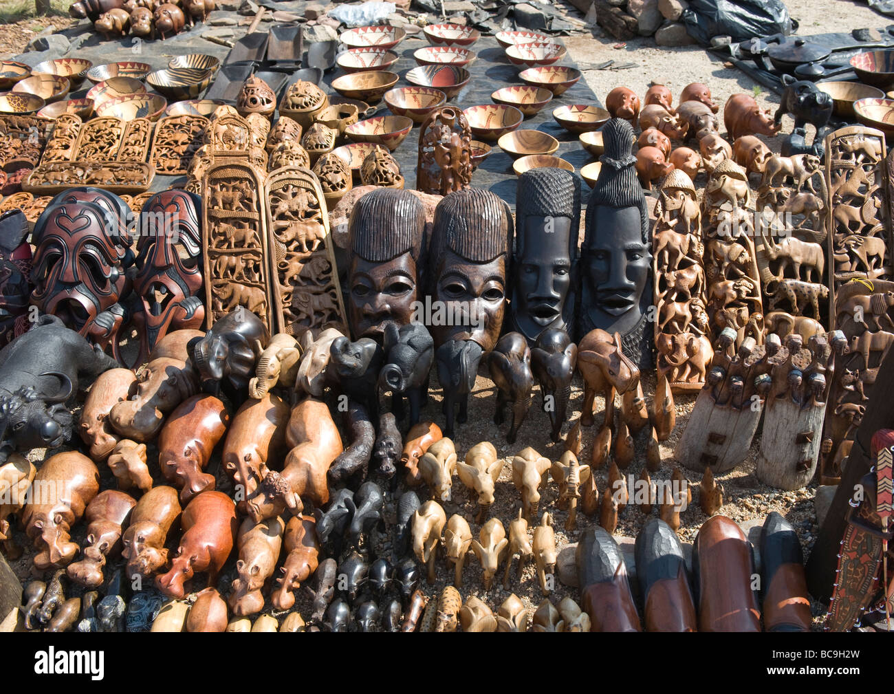 Il display di esemplare South African lavorati a mano sculture in legno che coprono temi di arte africana e figure di natura africana. Foto Stock