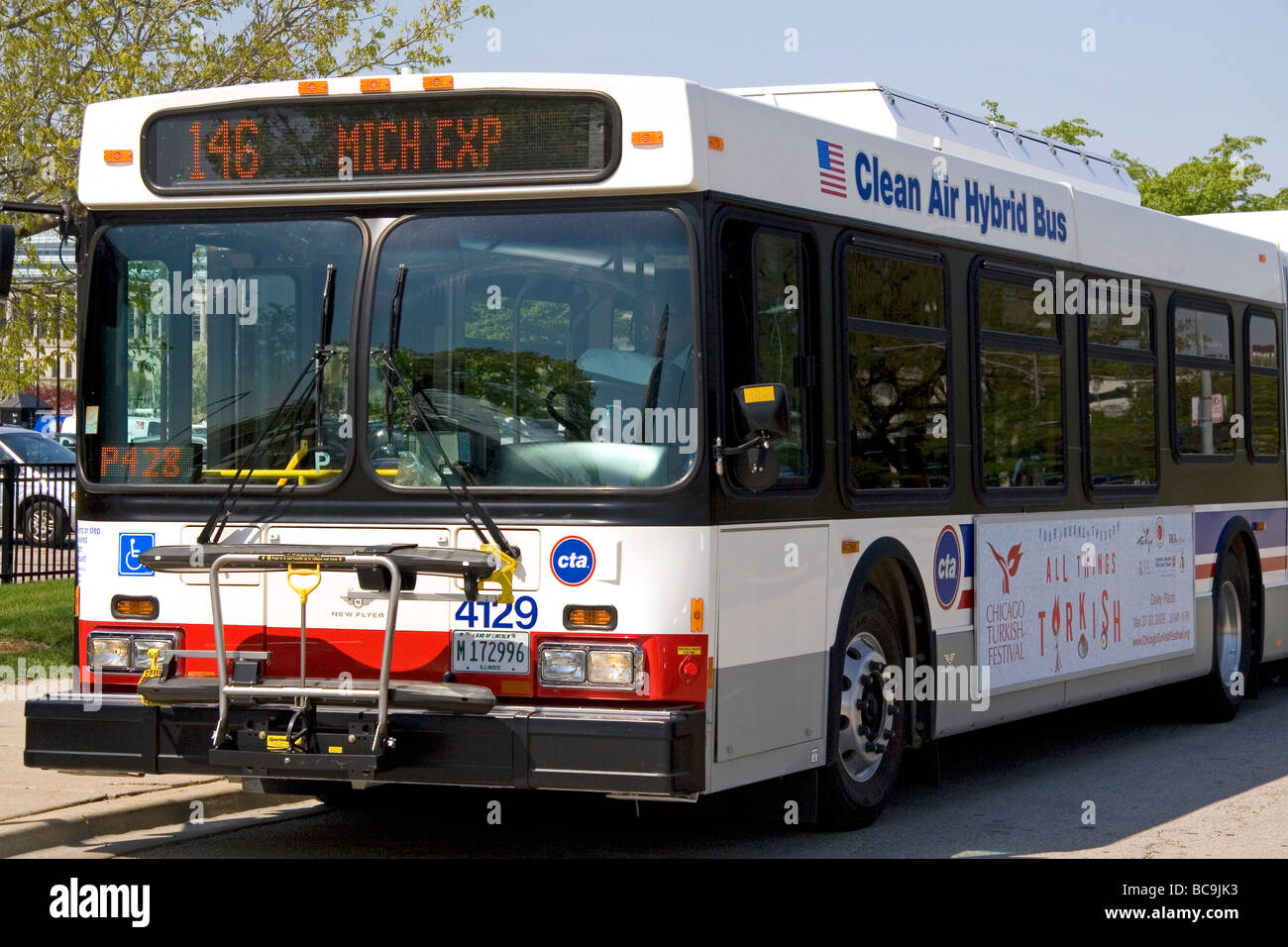 Diesel ibrido elettrico pubblico bus della città in Chicago Illinois USA Foto Stock
