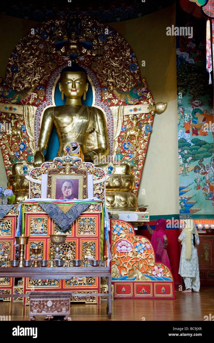 Il 14 ft tall rame dorato statua del Buddha. Deden Tsuglagkhang tempio tibetano. Norbulingka Istituto. Dharamsala. India Foto Stock