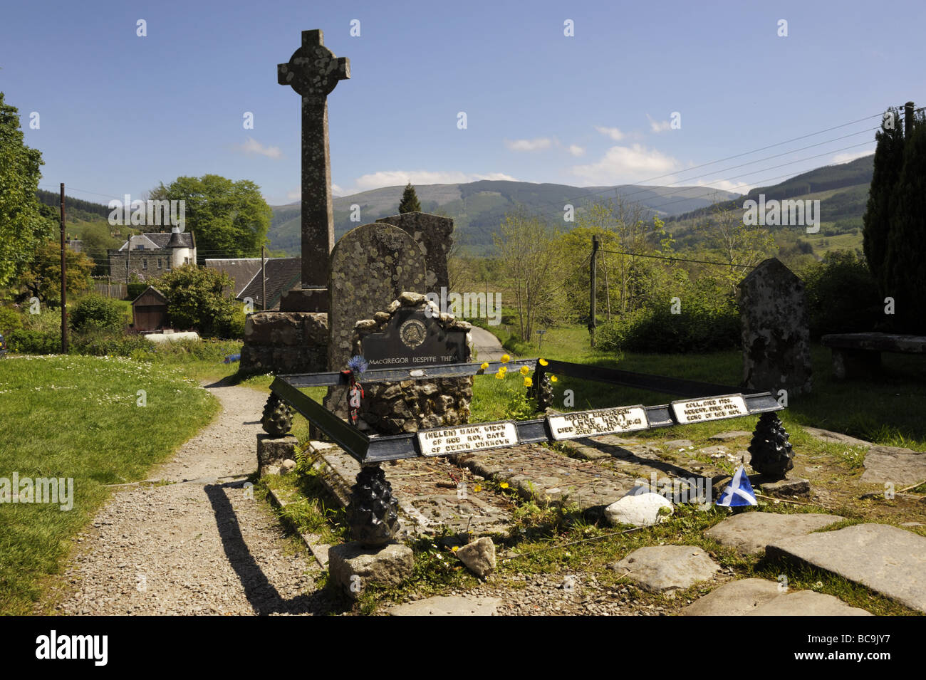Tomba di Rob Roy MacGregor, il vecchio Kirk, Balquhidder, Scozia Foto Stock
