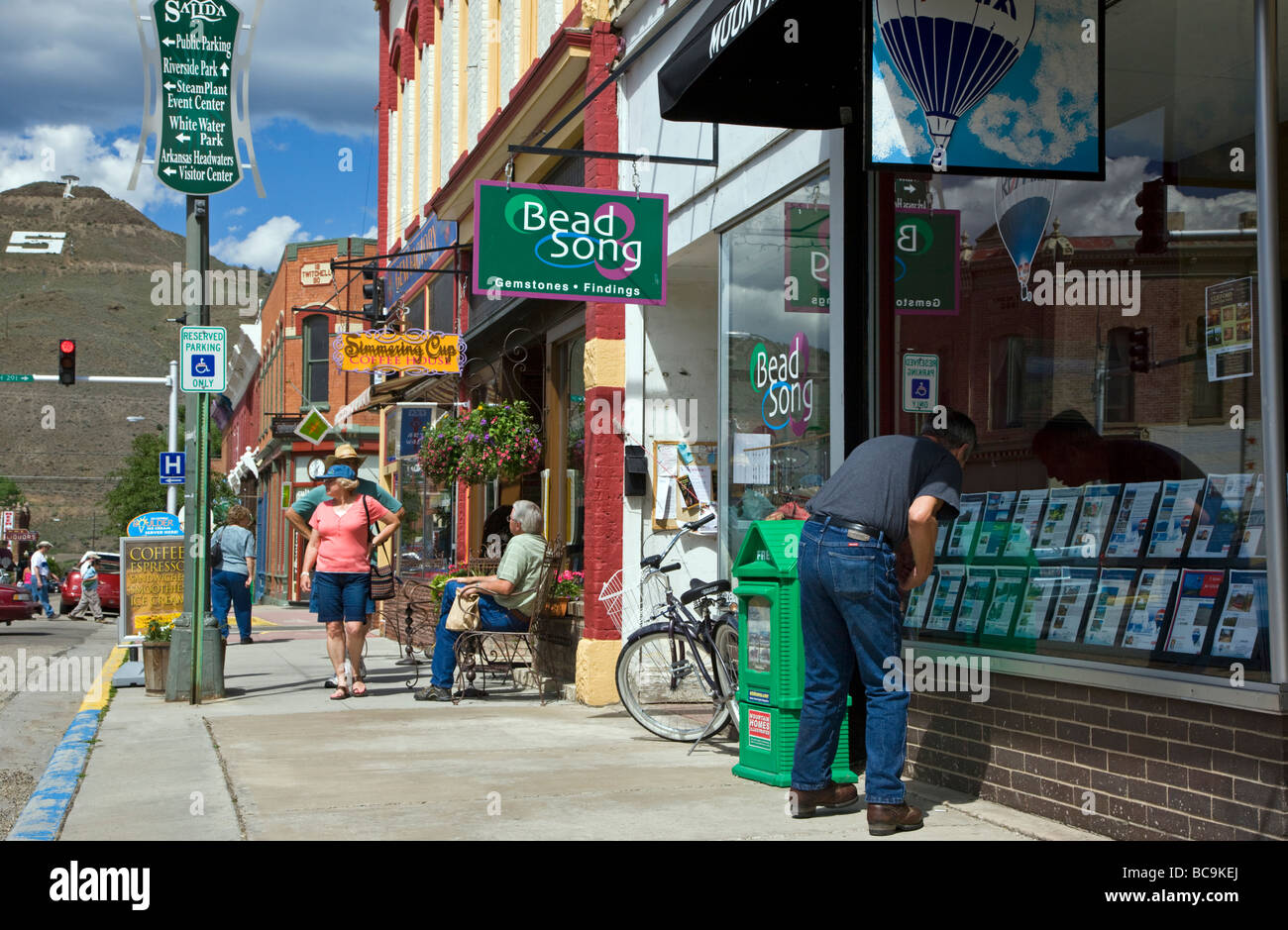 Arte a piedi un festival estivo annuale in Salida Colorado artisti presentano il loro lavoro in gallerie di negozi ristoranti Foto Stock