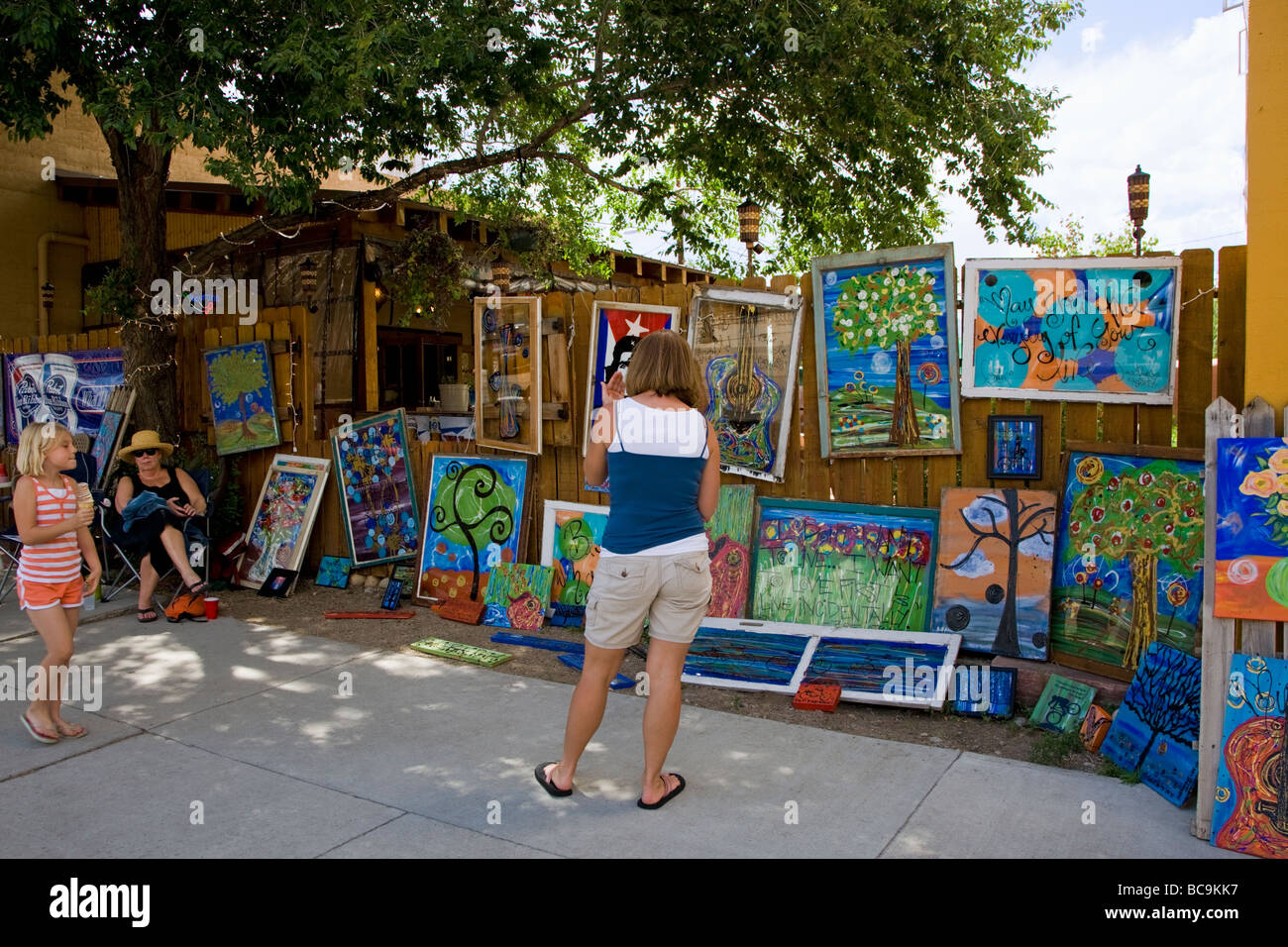 Arte a piedi un festival estivo annuale in Salida Colorado artisti presentano il loro lavoro in gallerie di negozi ristoranti Foto Stock