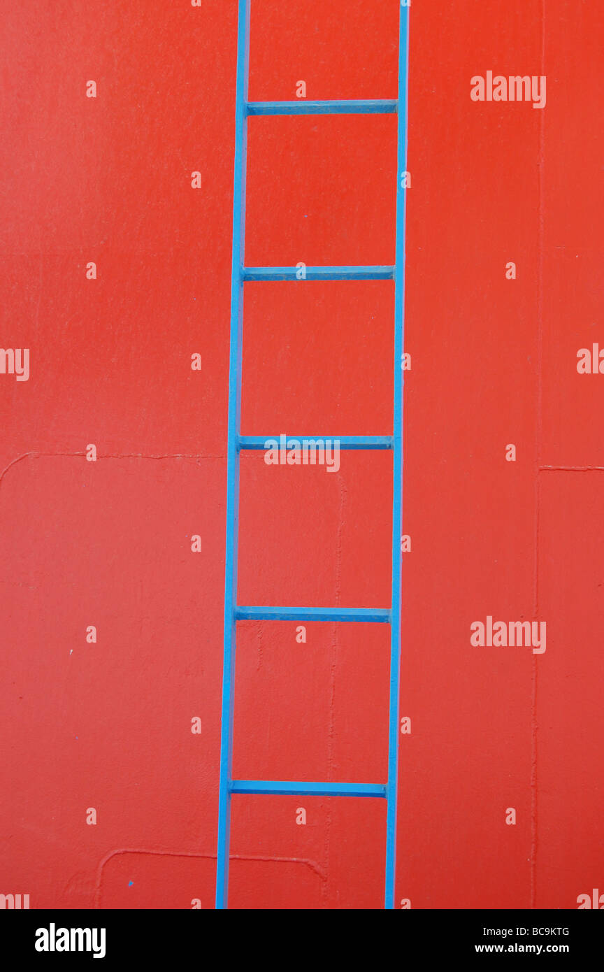 La scala di colore rosso su una barca rossa Foto stock - Alamy