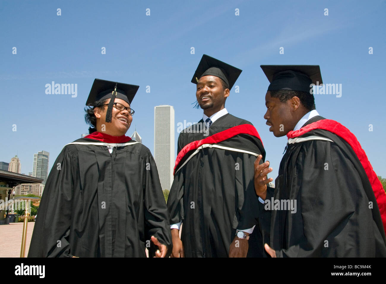 Multi etnico laureati celebrare l occasione di Grant Park di Chicago, Illinois, Stati Uniti d'America Foto Stock