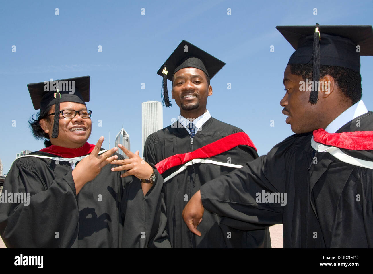 Multi etnico laureati celebrare l occasione di Grant Park di Chicago, Illinois, Stati Uniti d'America Foto Stock