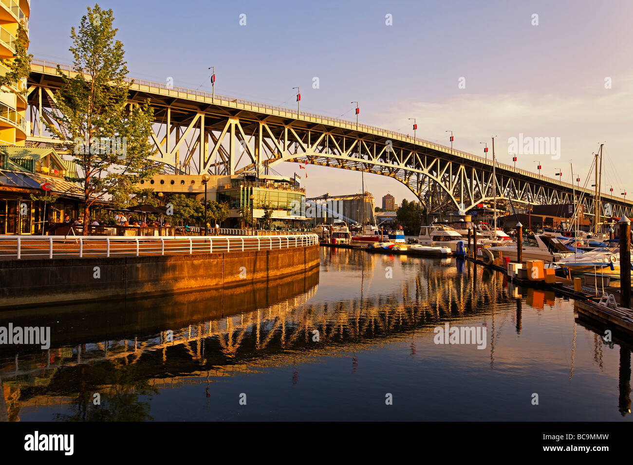 Promande e Piccola Marina a False Creek Granville Bridge Vancouver Canada America del Nord Foto Stock