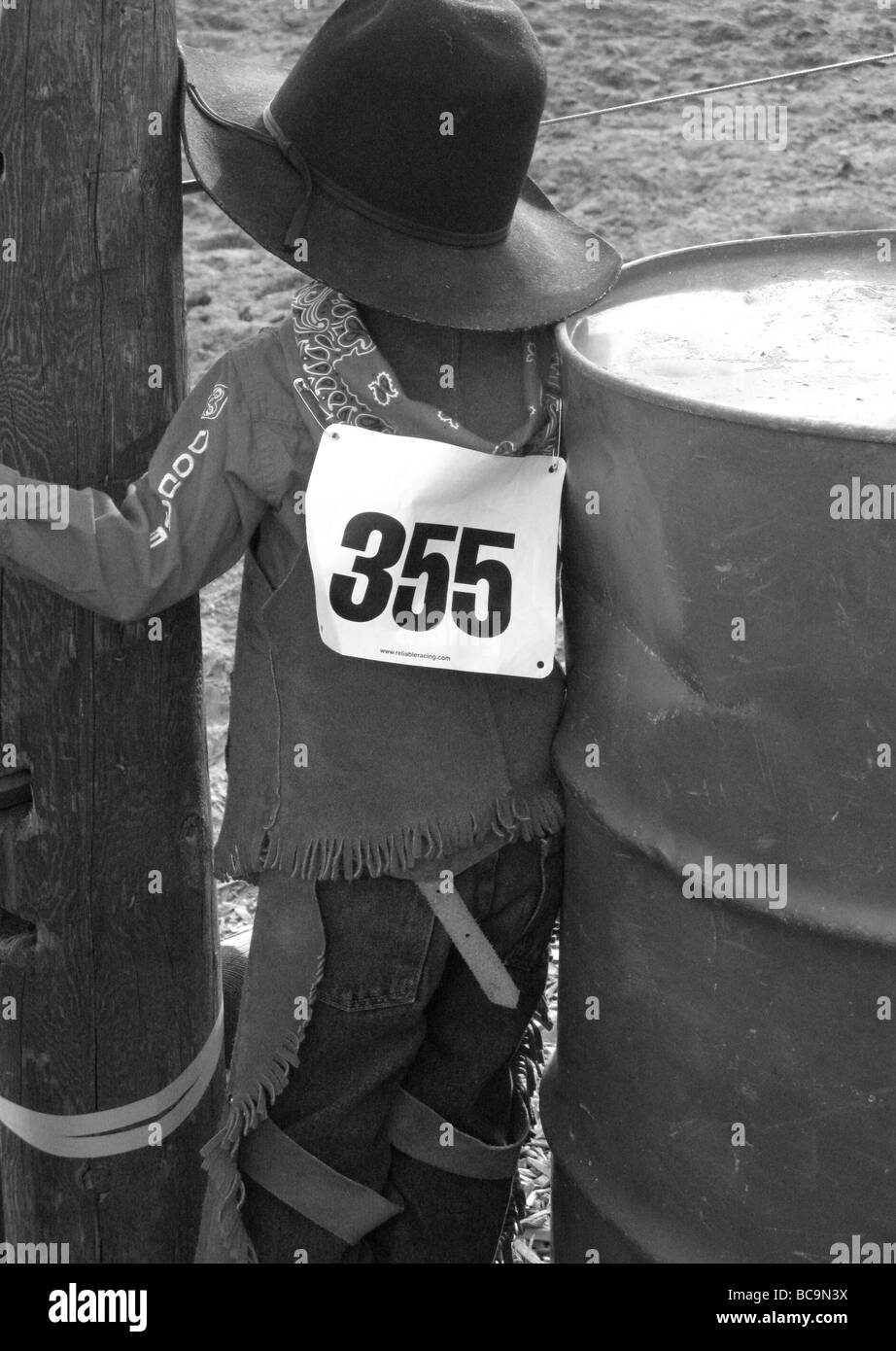 Little cowboy guardando rodeo, Colorado, STATI UNITI D'AMERICA Foto Stock