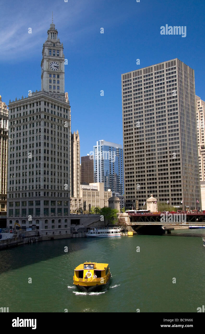 Il taxi acqueo sul Fiume di Chicago nel centro di Chicago, Illinois, Stati Uniti d'America Foto Stock