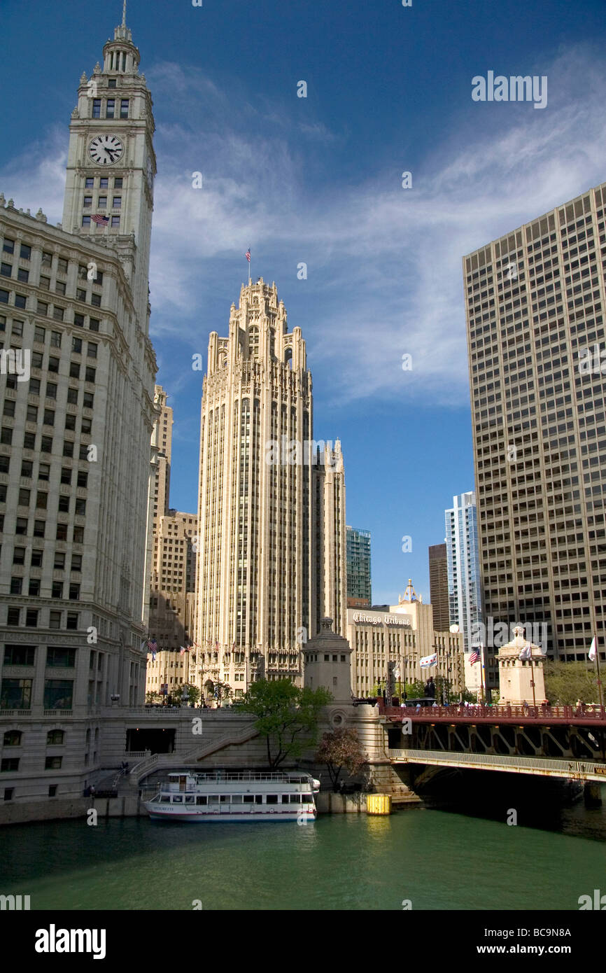Chicago River e Michigan Avenue Bridge in downtown Chicago Illinois USA Foto Stock