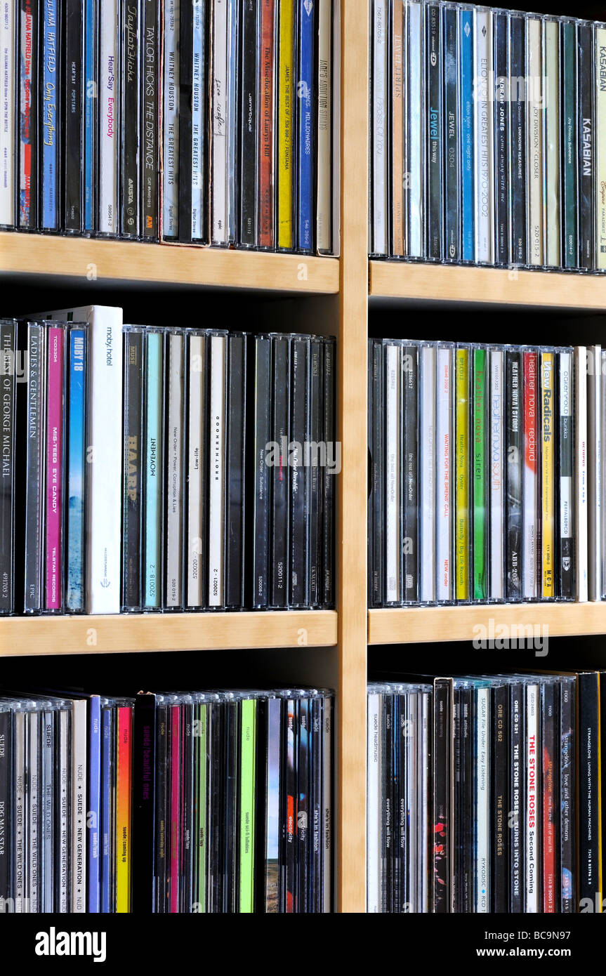 Collezione di CD sugli scaffali Foto Stock