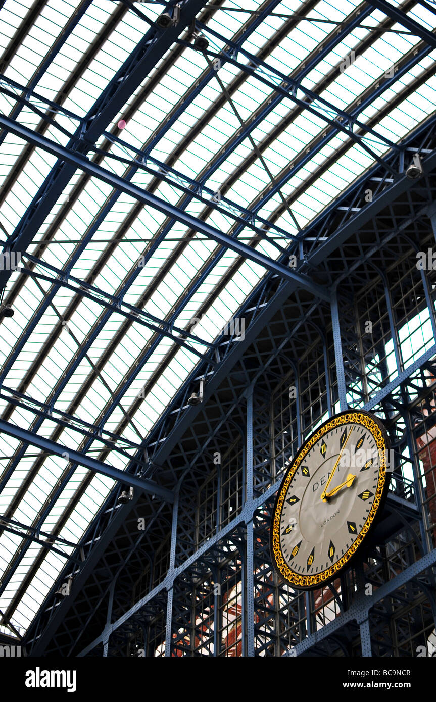 La stazione di St. Pancras, Londra, Inghilterra Foto Stock