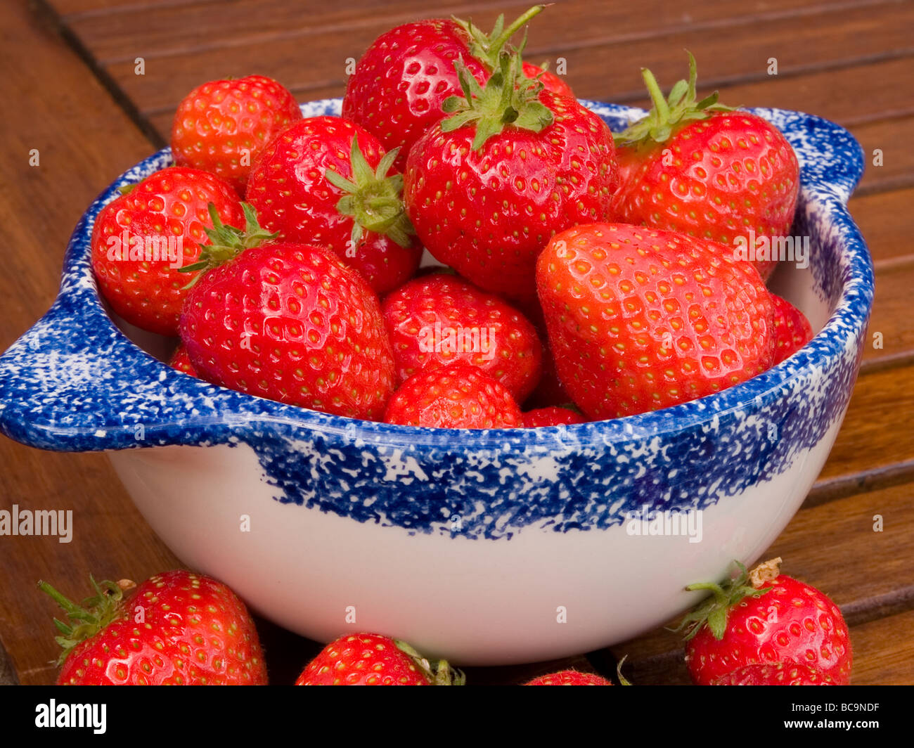 Le fragole dolci di frutta rossa nel recipiente Foto Stock