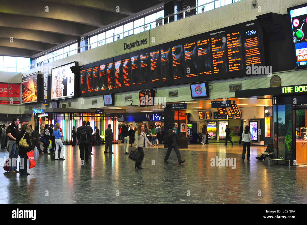 Piazzale presso la stazione di Euston, Londra, Inghilterra Foto Stock