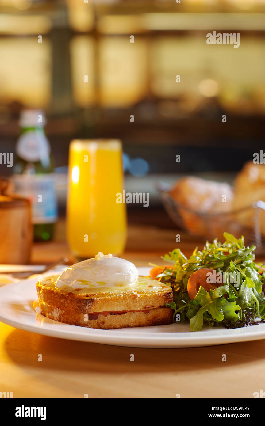 Croque Madame Sandwich Con insalata verde Foto Stock