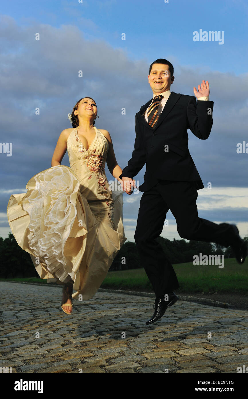 Coppia felice nel loro giorno di nozze all'aperto, rapporto riuscito, felice, gente, gioia, salto, matrimonio, vibes di nozze, matrimonio unico, Foto Stock