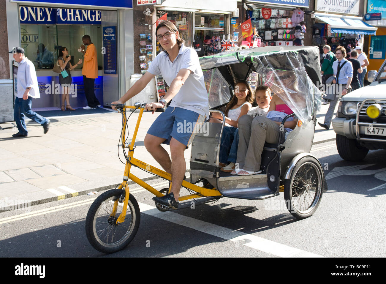 I turisti in sella a un rickshaw Londra Centrale Foto Stock
