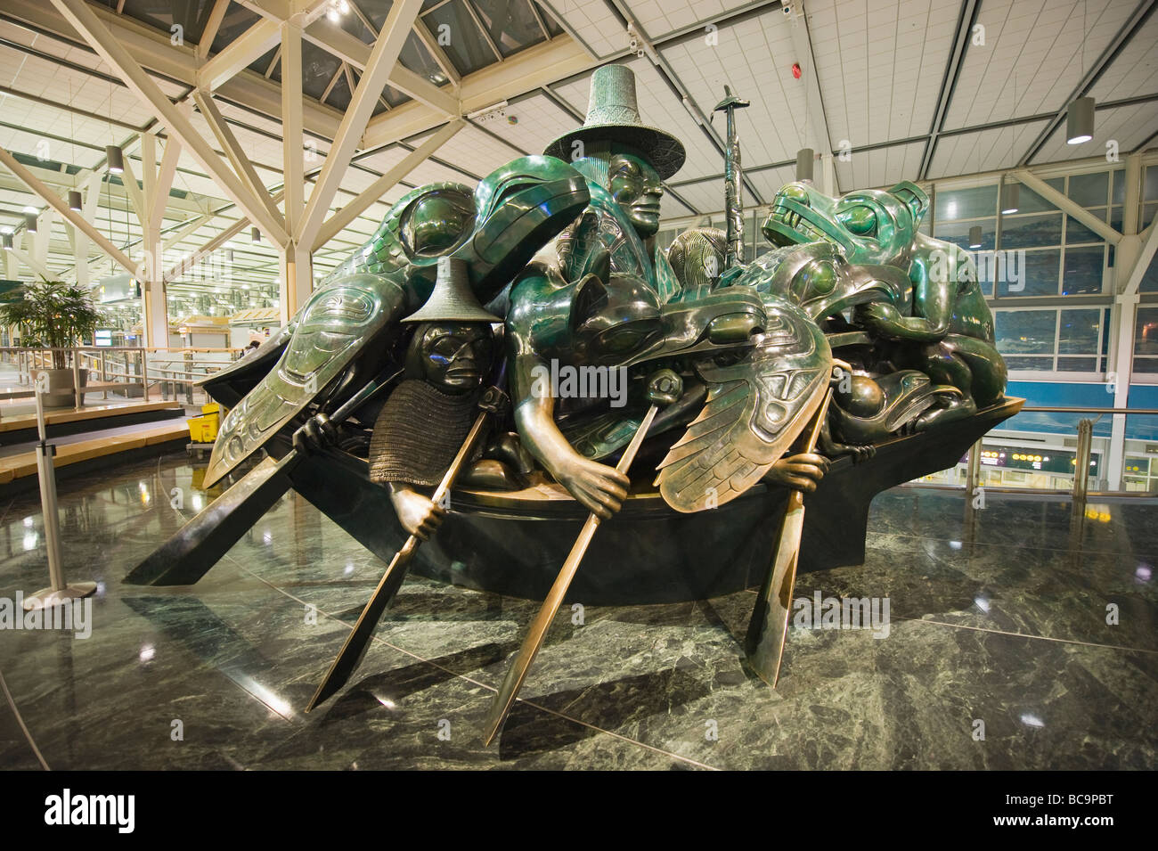 Lo spirito di Haida Gwaii Jade Canoe scultura di Bill Reid all'Aeroporto Internazionale di Vancouver Vancouver British Columbia Canada Foto Stock