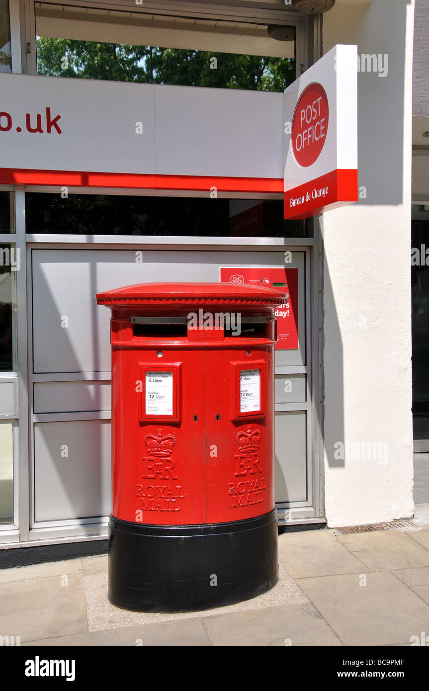 Royal Mail scatola a colonna con doppia apertura fuori dall'ufficio postale, The Carfax, Horsham, West Sussex, Inghilterra, Regno Unito Foto Stock