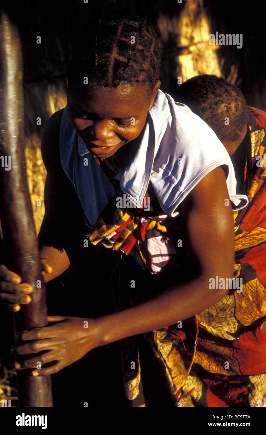 Kunda donna kawaza village south luangwa national park in Zambia Foto Stock