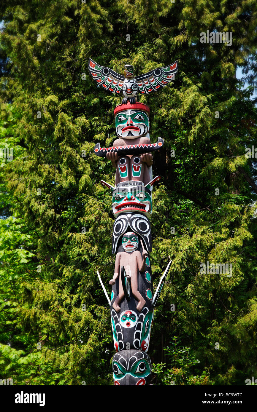 Il totem pole a Stanley Park della città di Vancouver Canada America del Nord Foto Stock