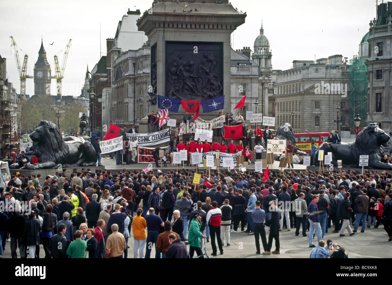 Kosova manifestazione anti-guerra Regno Unito e folla di manifestanti. Trafalgar Square Londra 1999 Inghilterra Foto Stock
