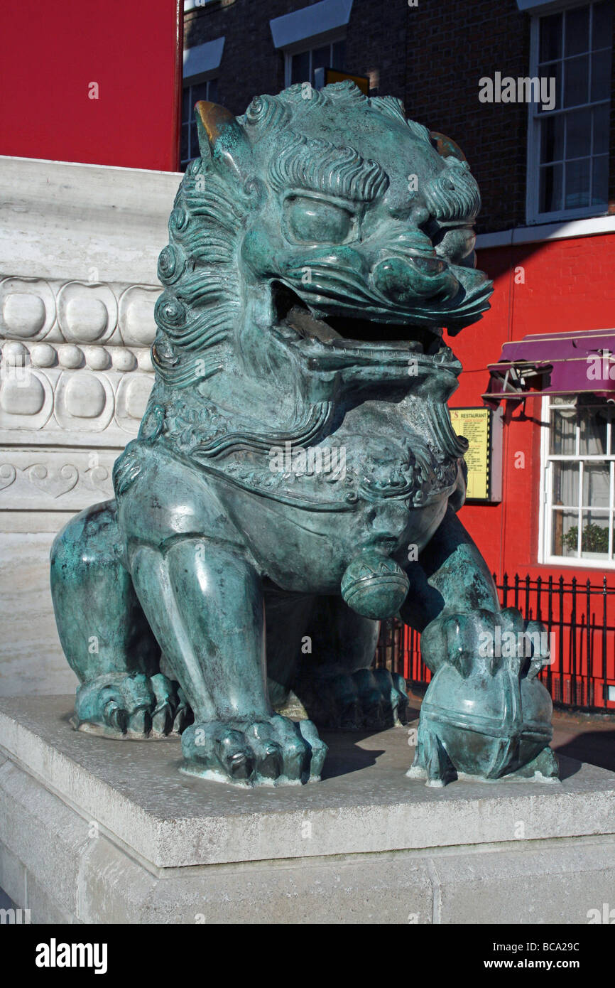 Dragon accanto all'arco cinese, Chinatown, Liverpool, Merseyside, Regno Unito Foto Stock