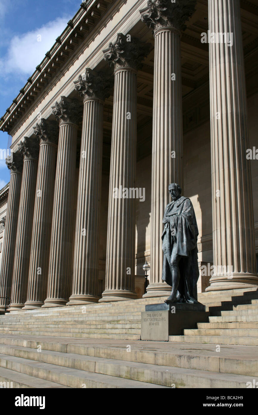 Statua di Benjamin Disraeli in piedi di fronte a colonne corinzie presso il St George's Hall, Liverpool, Merseyside, Regno Unito Foto Stock