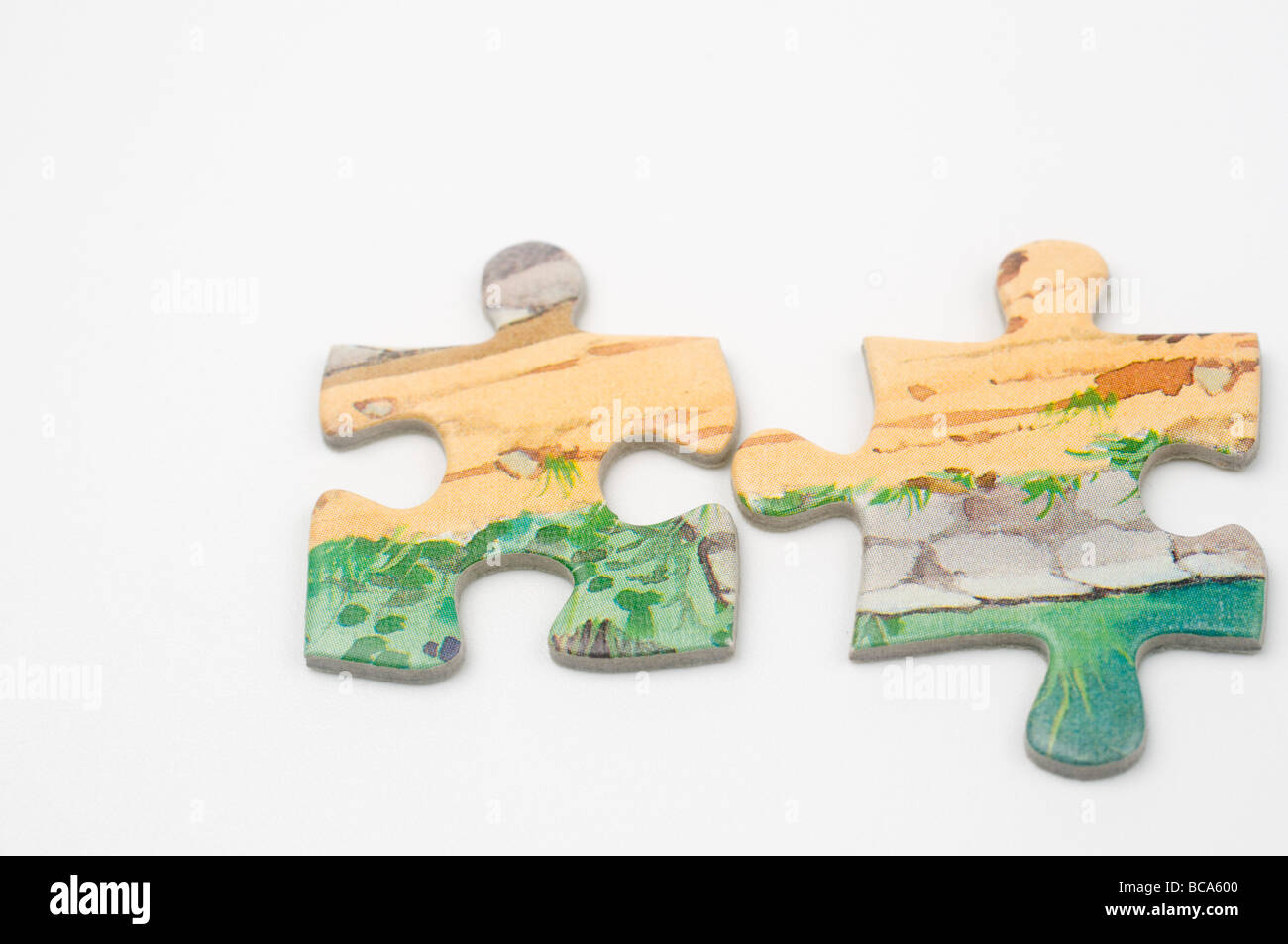 Spaccato di matching Puzzle pezzi su sfondo bianco Foto Stock