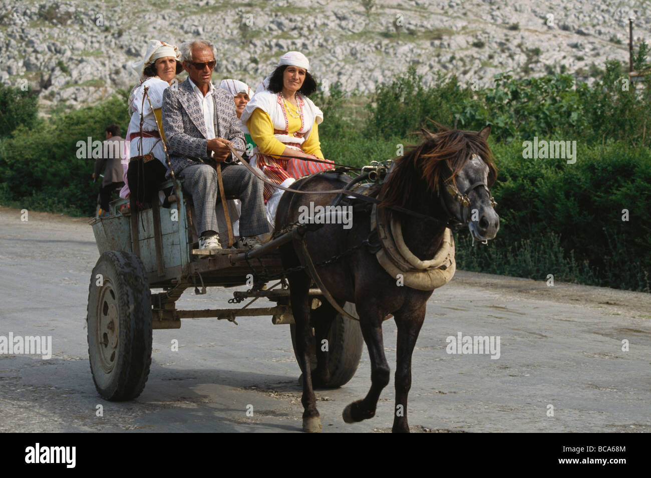 La gente del luogo in una carrozza a cavallo, paesaggio, Nord Albania Foto Stock