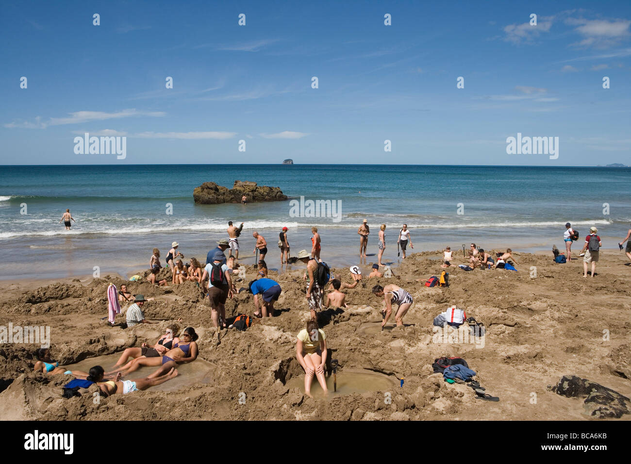 Il relax nelle piscine termali, spiaggia dell' acqua calda, Penisola di Coromandel, Isola del nord, Nuova Zelanda Foto Stock