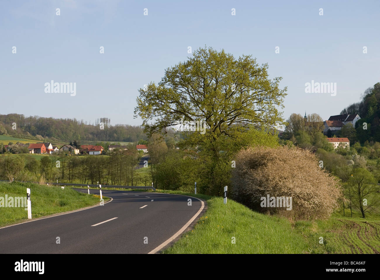 Strada di campagna in primavera, nei pressi di Huenfeld Haselstein, Rhoen, Hesse, Germania Foto Stock