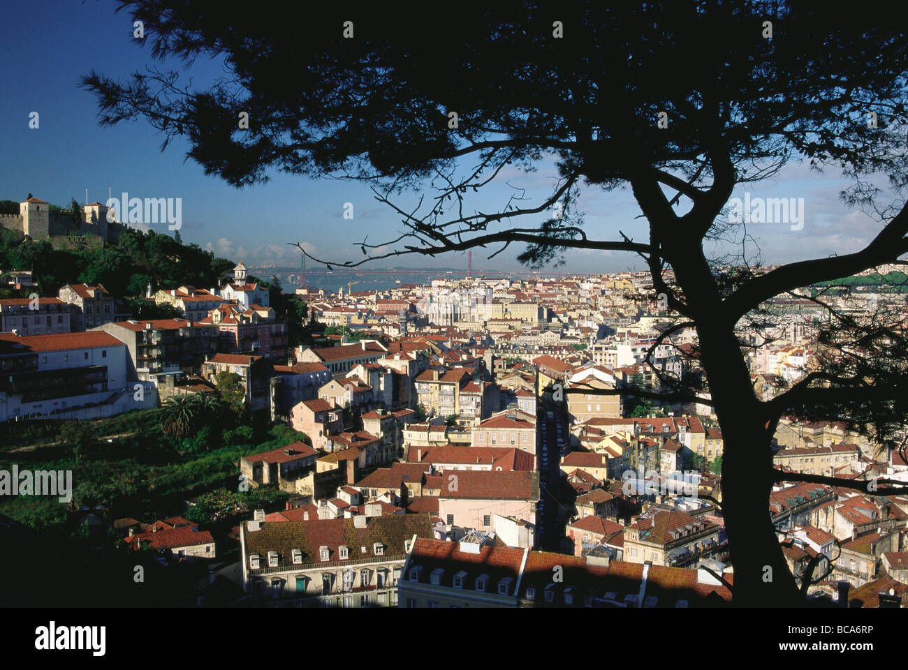Vista dal Miradouro da Graca, Castelo Sao Jorge, Baixa, Lisbona, Portogallo Foto Stock