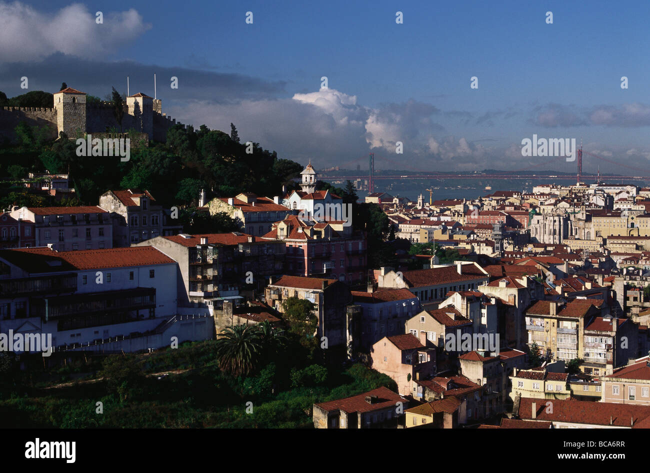 Vista dal Miradouro da Graca, Castelo Sao Jorge, Baixa, Lisbona, Portogallo Foto Stock