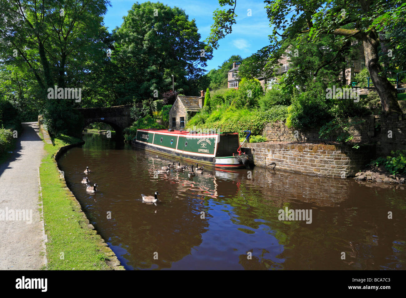 L Huddersfield stretto canale Uppermill Saddleworth Oldham Greater Manchester Lancashire England Regno Unito Foto Stock