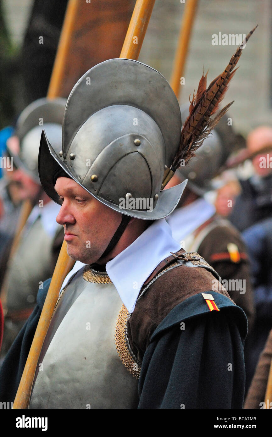 Un burbero pikeman in Ginevra Escalade annuale Festival. Forse sentire stupido perché del costume indossa. Foto Stock