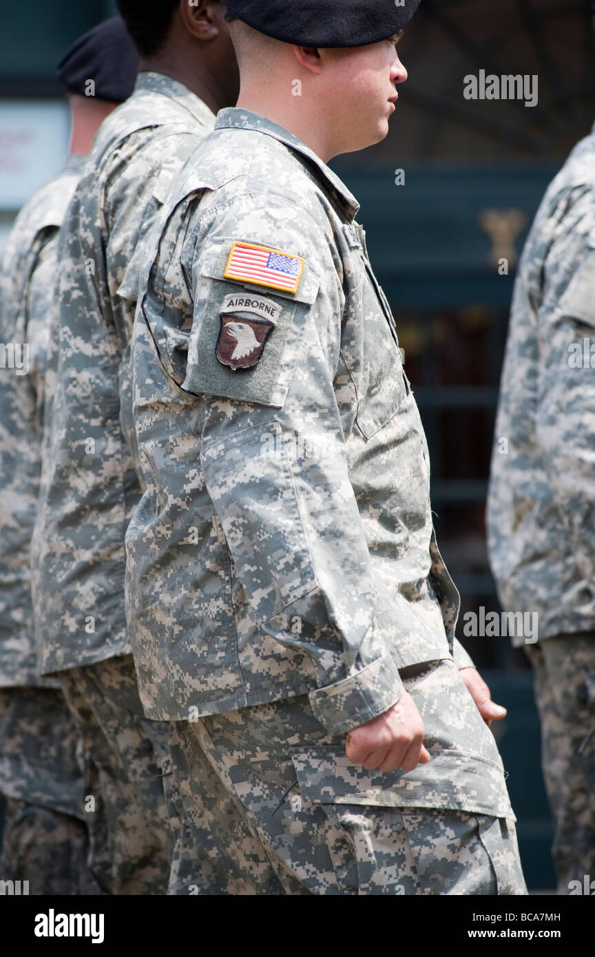 Membri del Massachusetts National Guard marzo nei locali di Memorial Day parade, ravvicinata di una patch del braccio Foto Stock