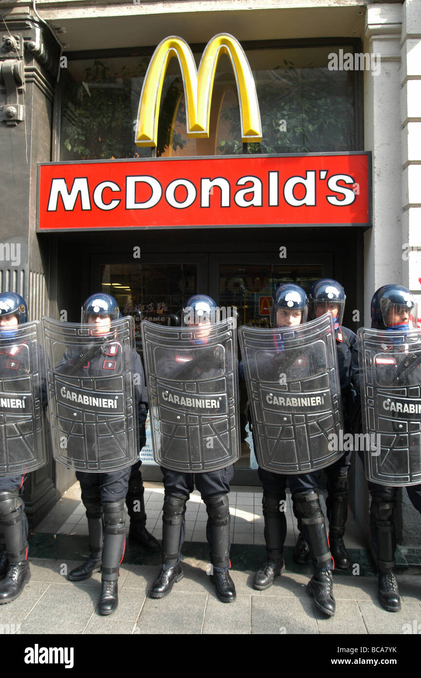 La polizia protegge un Mc Donald's fast food durante una dimostrazione di sinistra i giovani Foto Stock