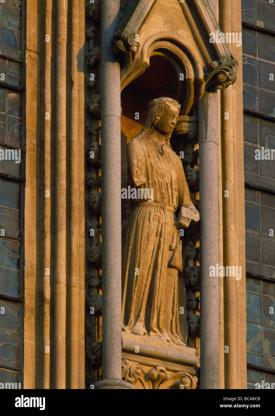 Cattedrale di Wells Carving della regina di Saba fronte ovest nella luce della sera. Gotico inglese. Foto Stock