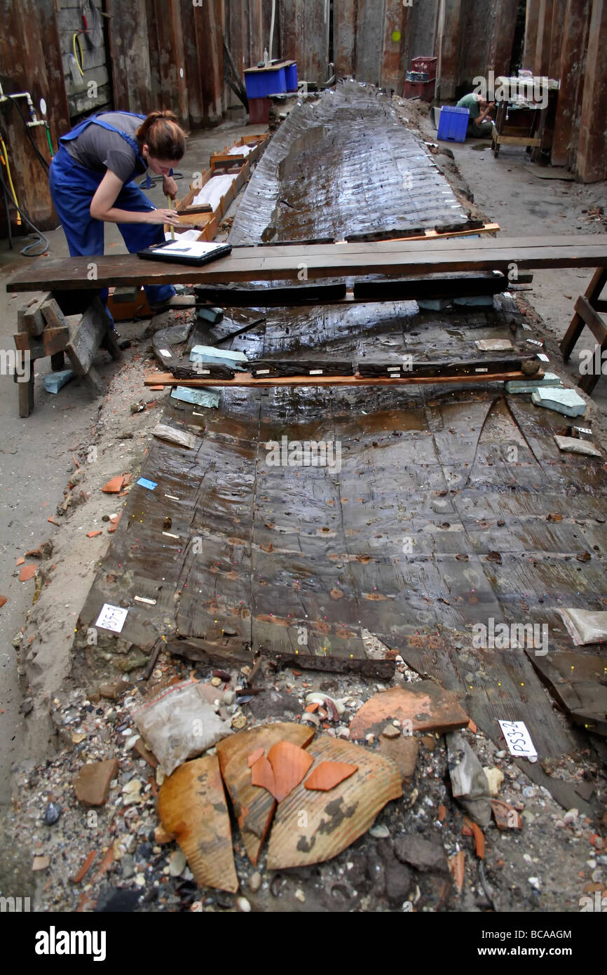 Archeologo sul lavoro di scavo antico naufragio trovati durante la costruzione della metropolitana, Istanbul Turchia Foto Stock