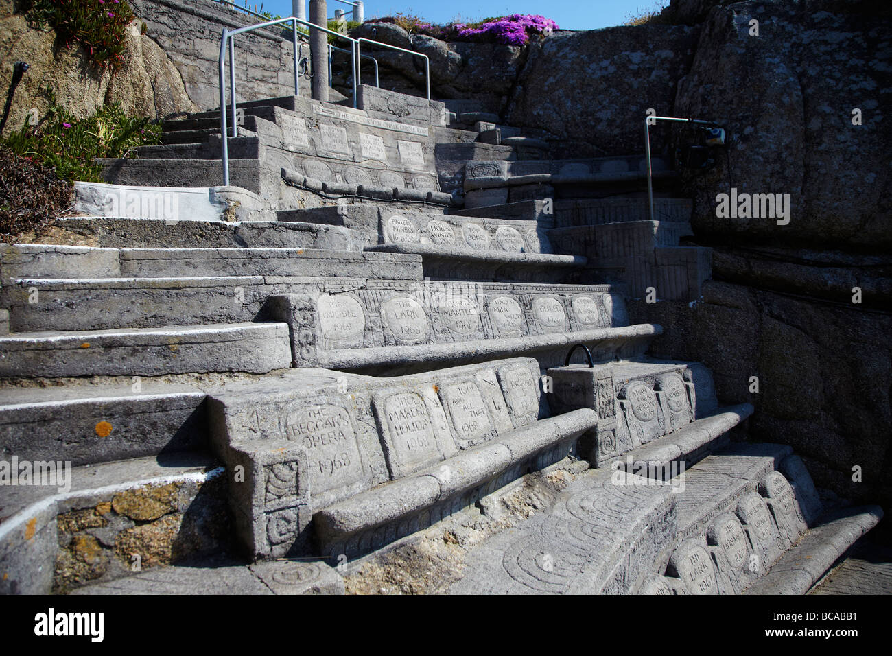 Pietra incisa posti a sedere presso il Teatro Minack, Porthcurno, Cornwall, Regno Unito Foto Stock