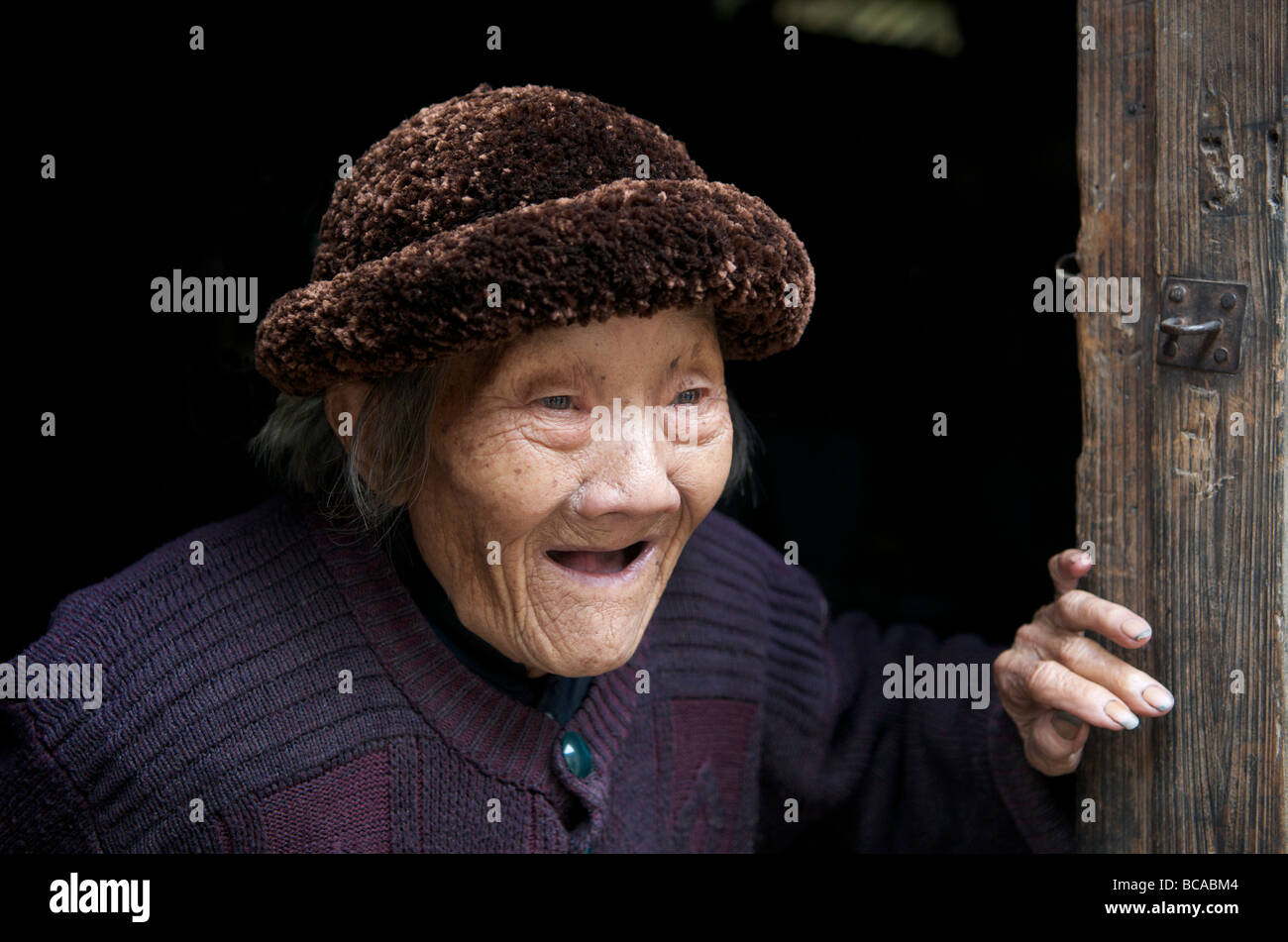 Ritratto di donna anziana e un centinaio di tre anni di età Fuli villaggio nei pressi di Yangshuo Guangxi Cina Foto Stock